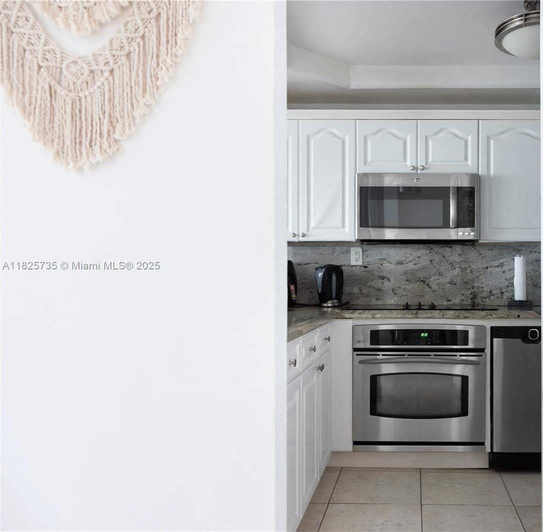 Small Image of 5401 COLLINS AVE #1111, Miami Beach Number 12