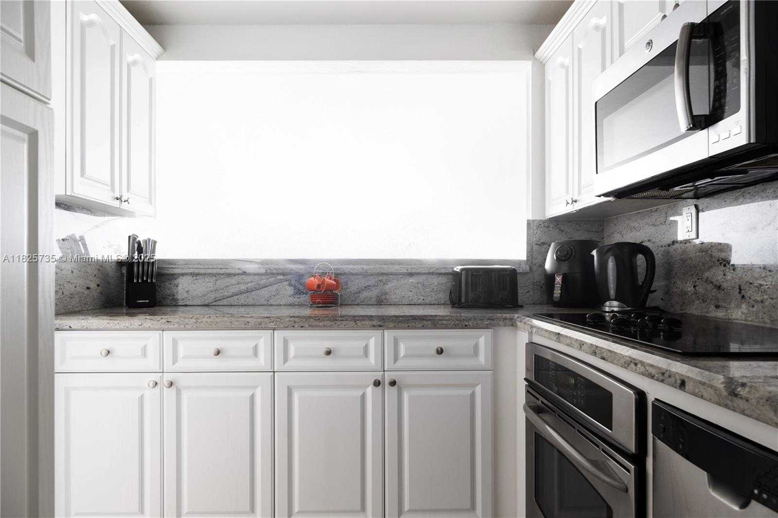 Small Image of 5401 COLLINS AVE #1111, Miami Beach Number 14