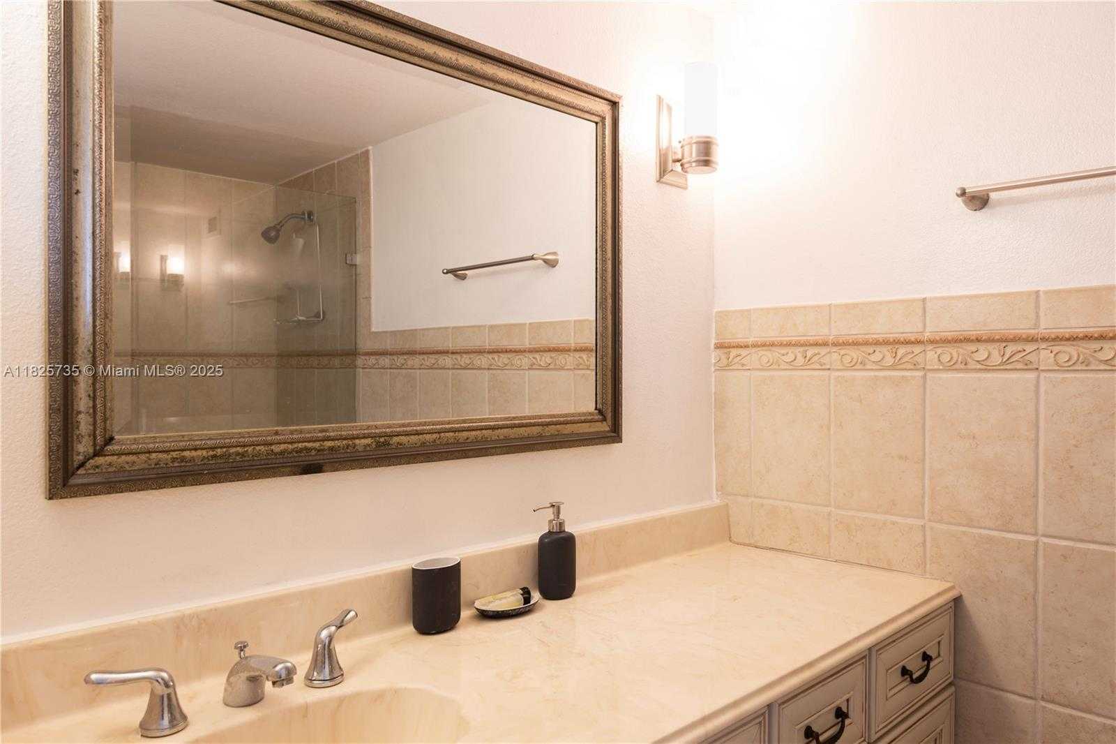 Small Image of 5401 COLLINS AVE #1111, Miami Beach Number 16