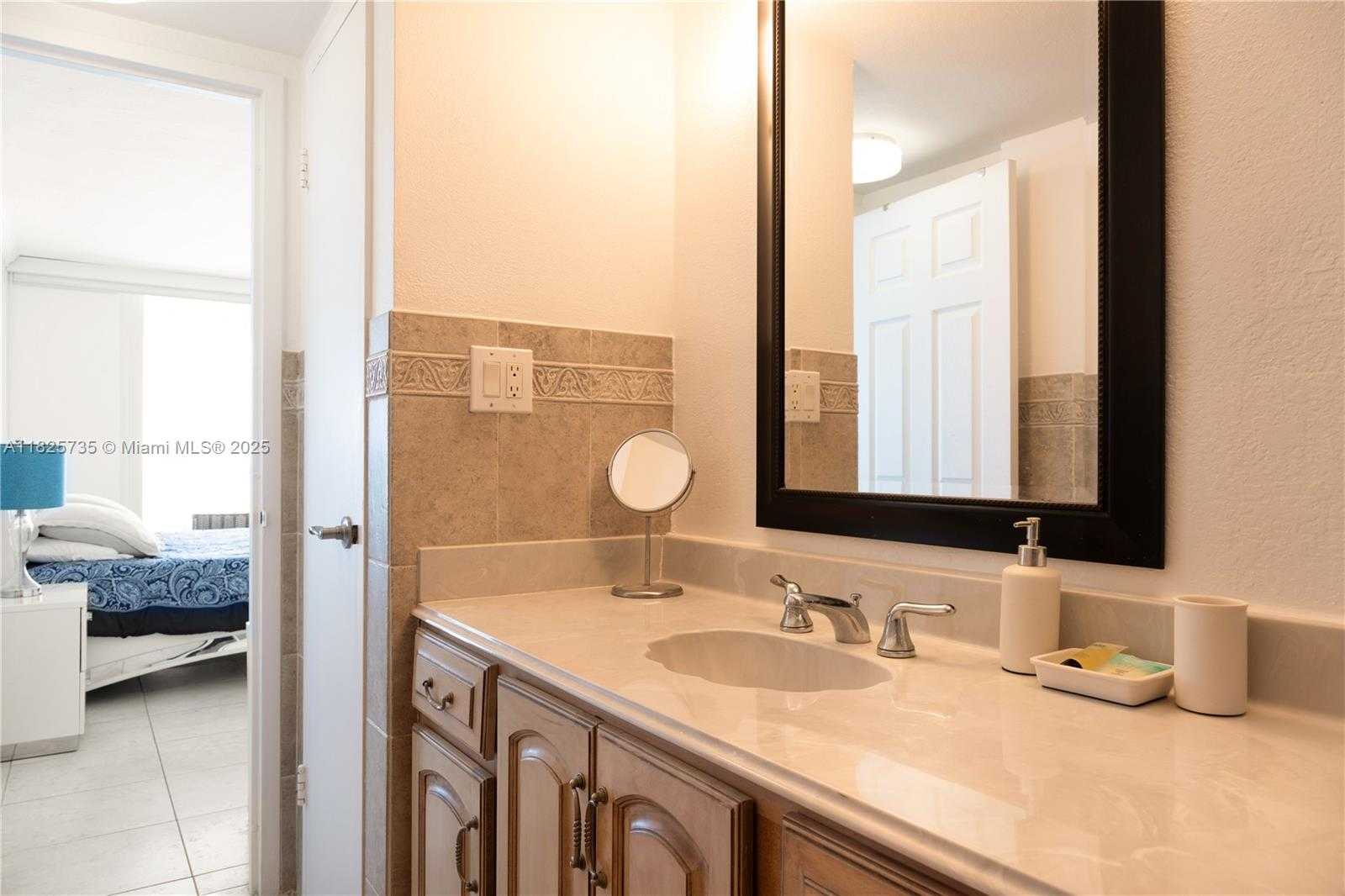 Small Image of 5401 COLLINS AVE #1111, Miami Beach Number 22