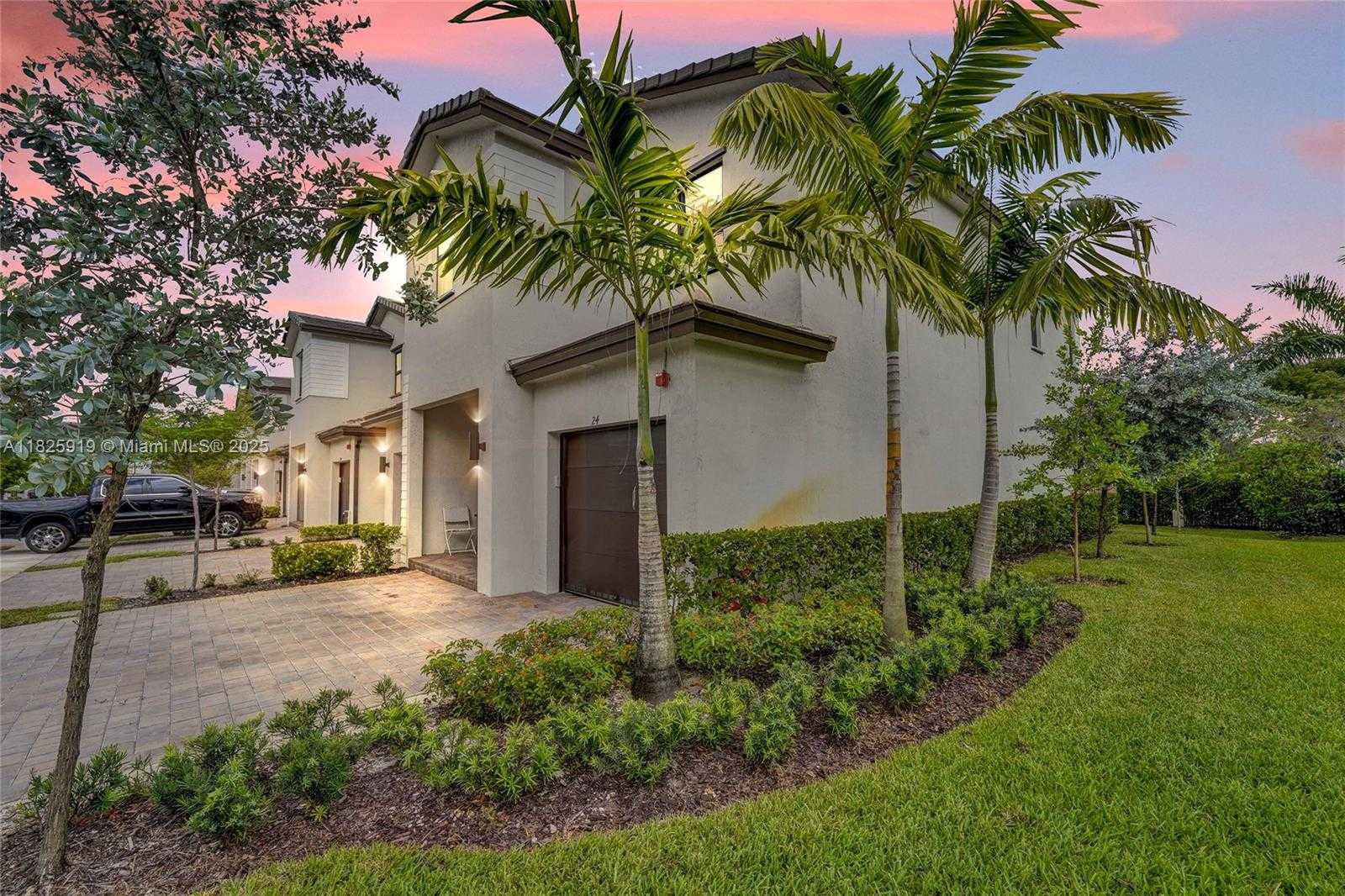 Small Image of 242 SOUTH WEST 159TH LN, Pembroke Pines Number 2