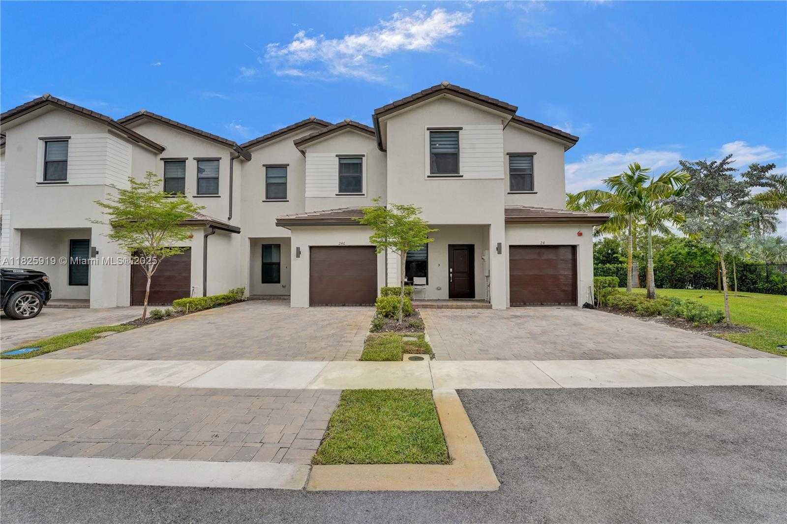 Small Image of 242 SOUTH WEST 159TH LN, Pembroke Pines Number 71