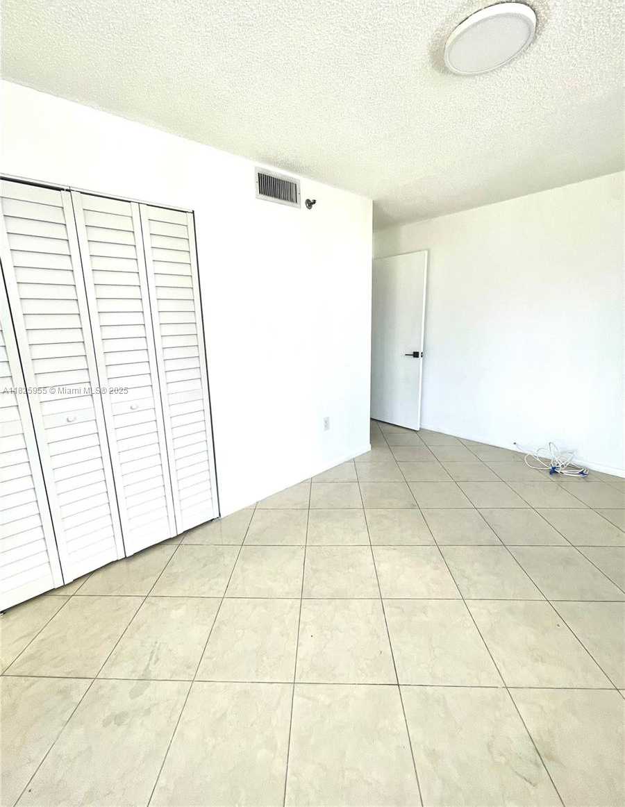Small Image of 1621 COLLINS AVE #402, Miami Beach Number 14