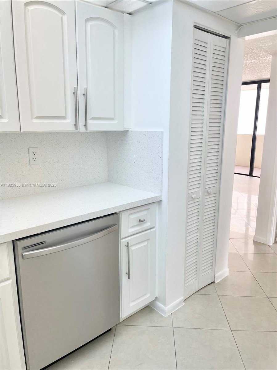 Small Image of 1621 COLLINS AVE #402, Miami Beach Number 7