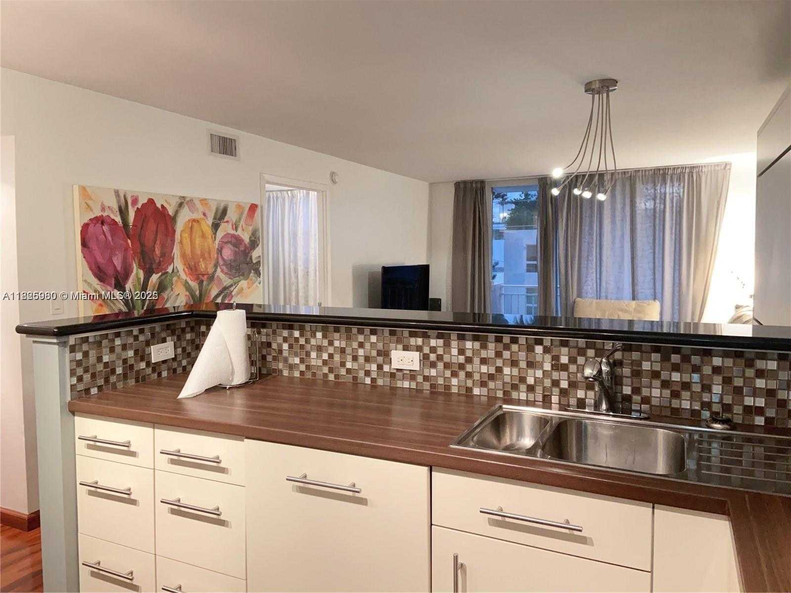 Small Image of 345 OCEAN DR #405, Miami Beach Number 2