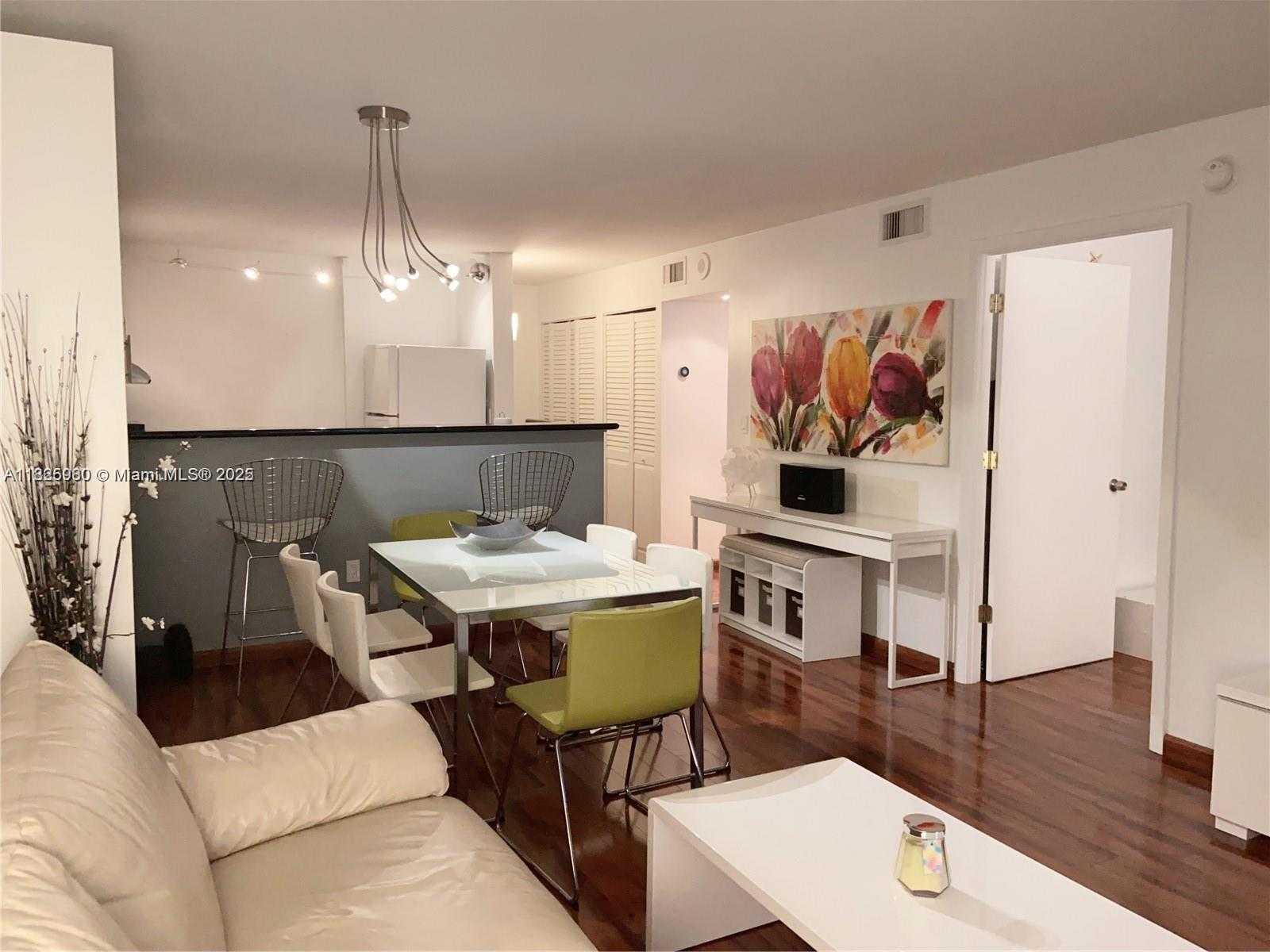 Small Image of 345 OCEAN DR #405, Miami Beach Number 3