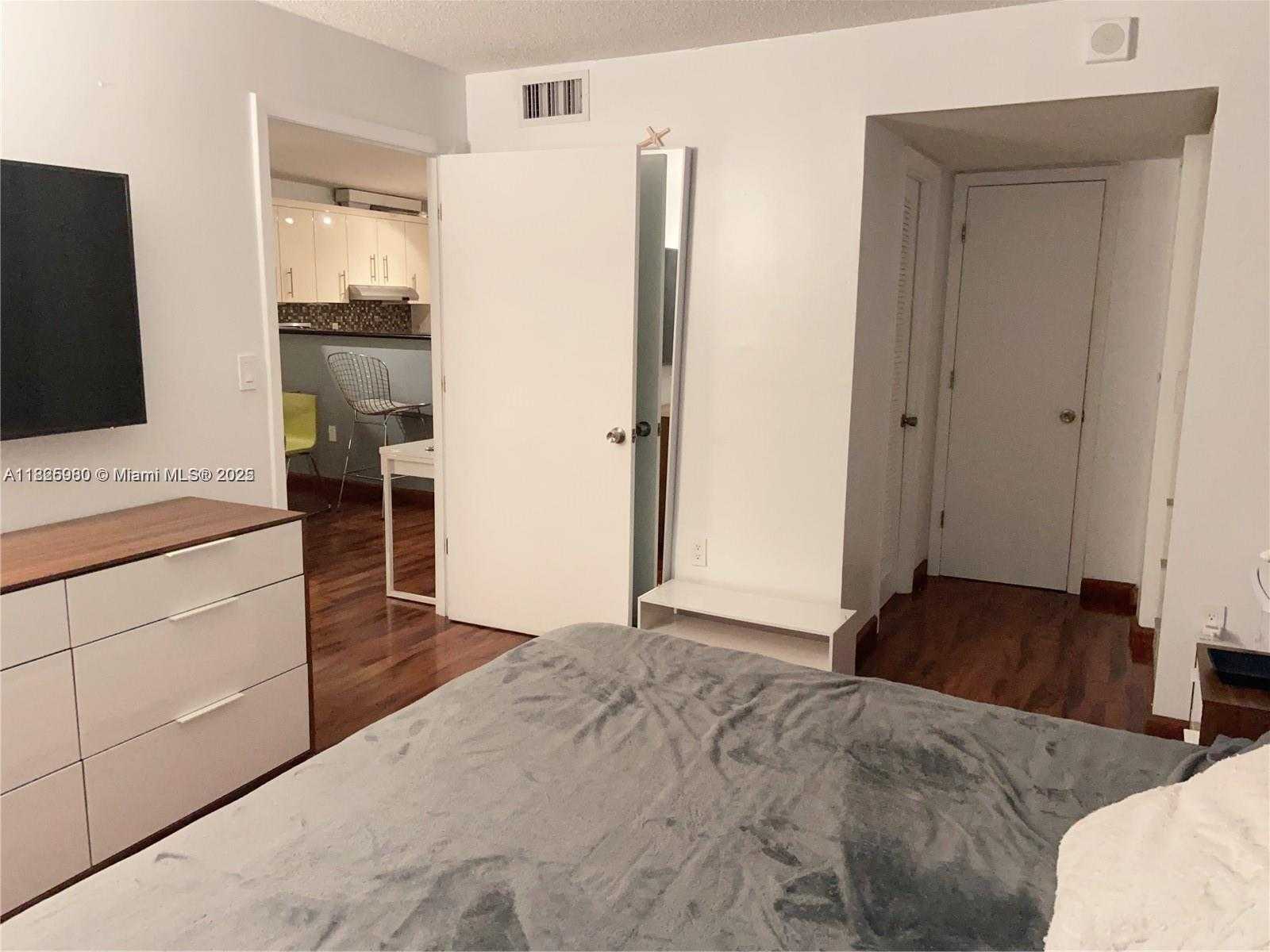Small Image of 345 OCEAN DR #405, Miami Beach Number 4