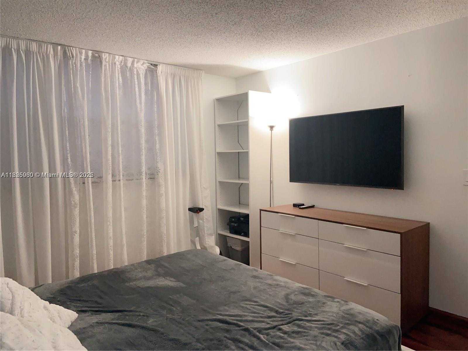 Small Image of 345 OCEAN DR #405, Miami Beach Number 5