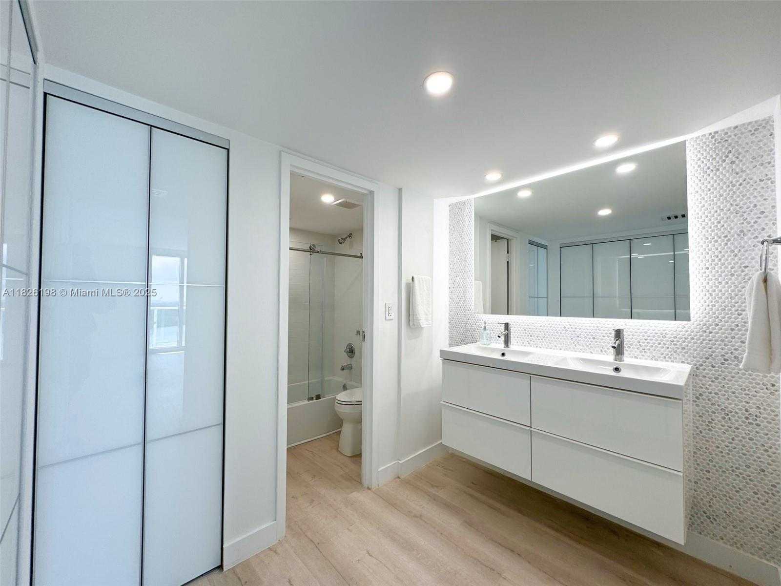 Small Image of 100 BAYVIEW DR #1619, Sunny Isles Beach Number 14