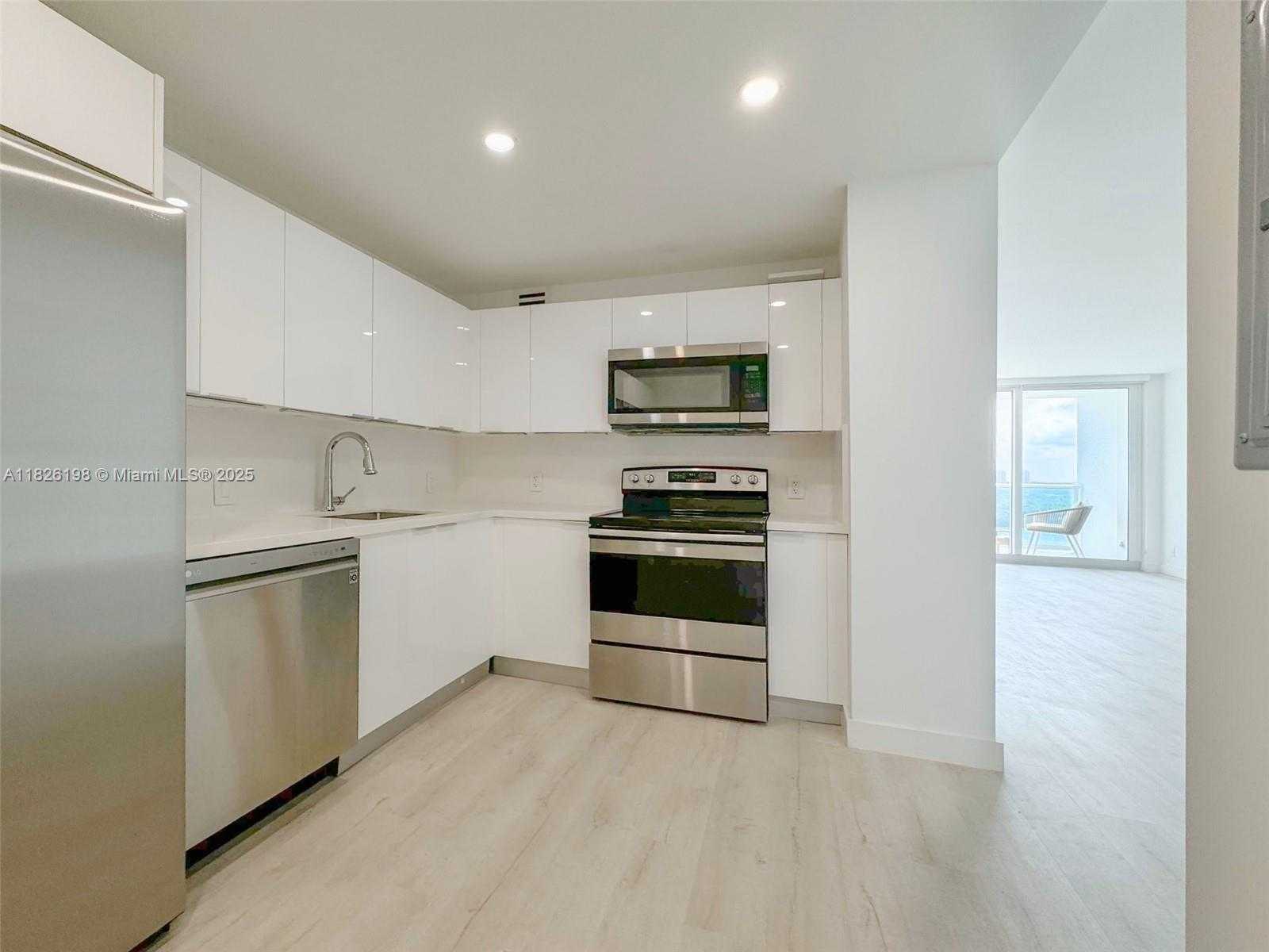 Small Image of 100 BAYVIEW DR #1619, Sunny Isles Beach Number 4