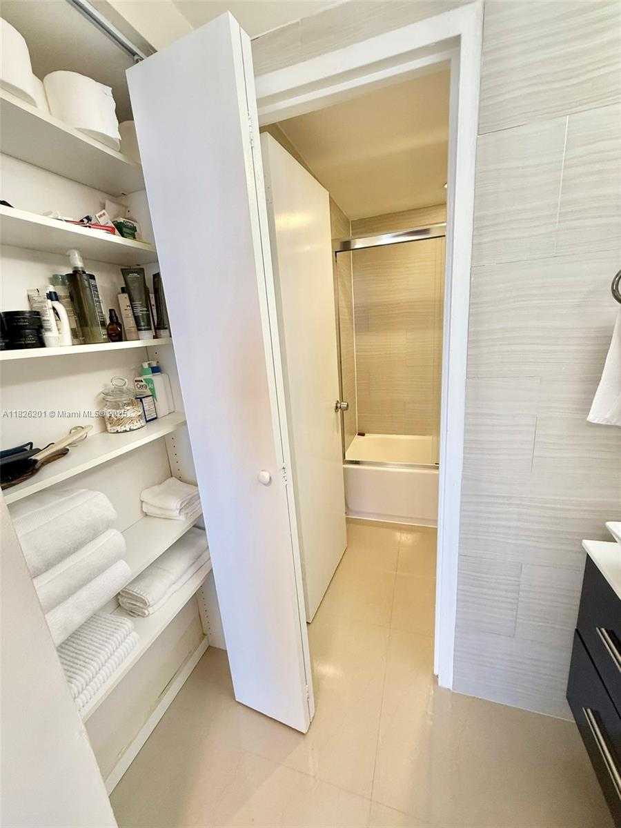 Small Image of 2899 COLLINS AVE #908, Miami Beach Number 10