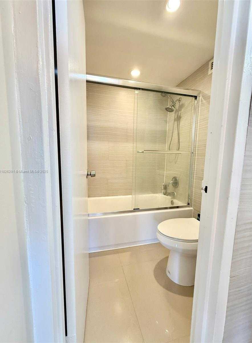 Small Image of 2899 COLLINS AVE #908, Miami Beach Number 12