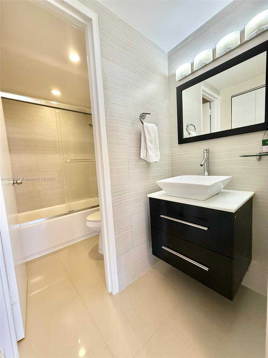 Small Image of 2899 COLLINS AVE #908, Miami Beach Number 13