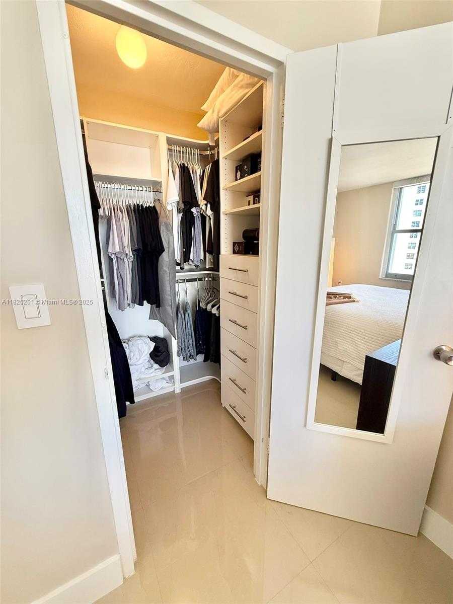 Small Image of 2899 COLLINS AVE #908, Miami Beach Number 14