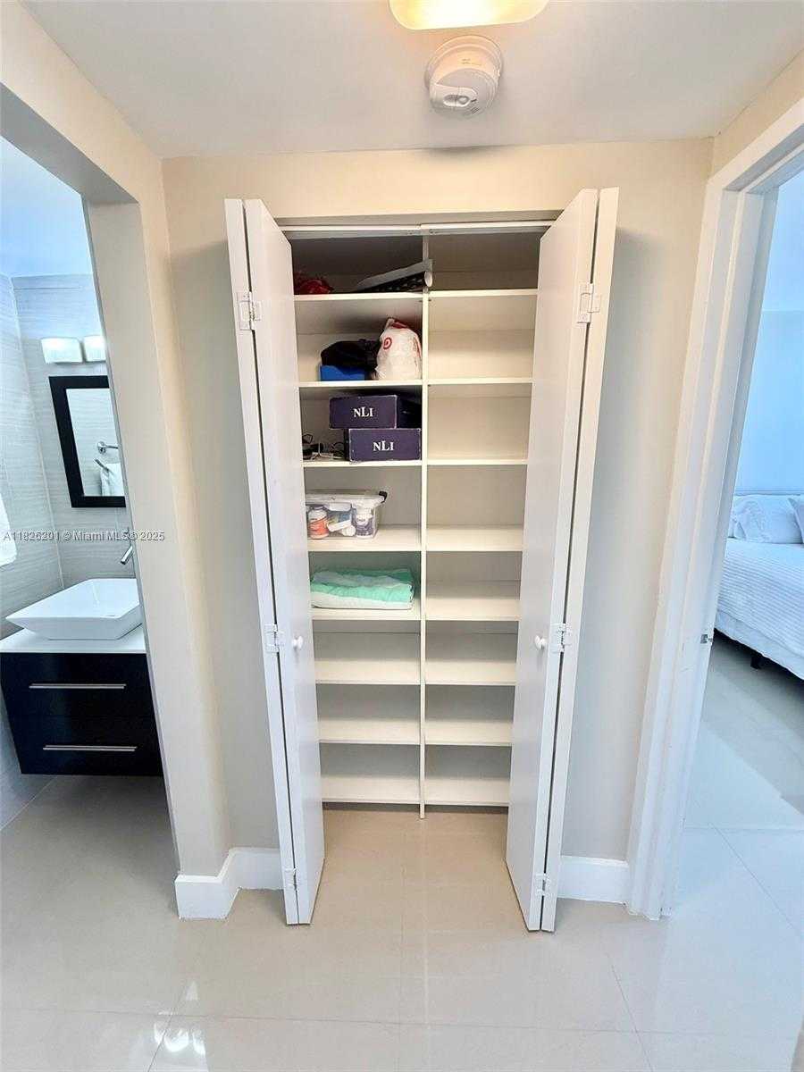 Small Image of 2899 COLLINS AVE #908, Miami Beach Number 18