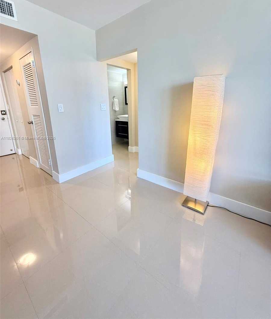 Small Image of 2899 COLLINS AVE #908, Miami Beach Number 20