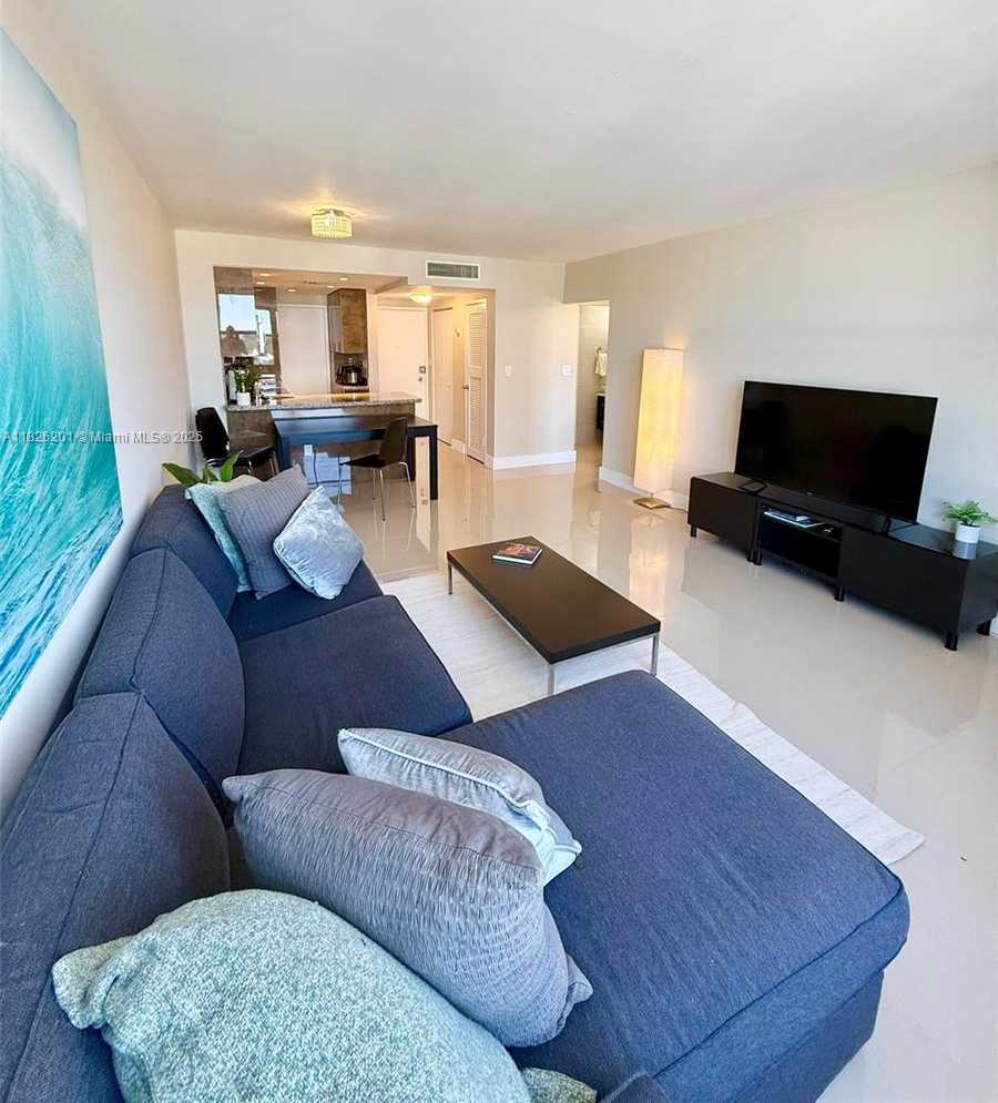 Small Image of 2899 COLLINS AVE #908, Miami Beach Number 5