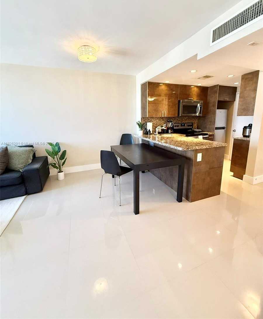 Small Image of 2899 COLLINS AVE #908, Miami Beach Number 6