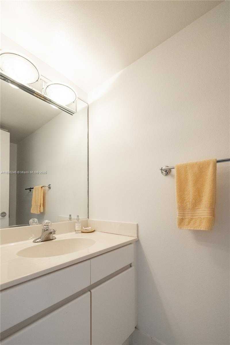Small Image of 1800 SUNSET HARBOUR DR #2405, Miami Beach Number 18