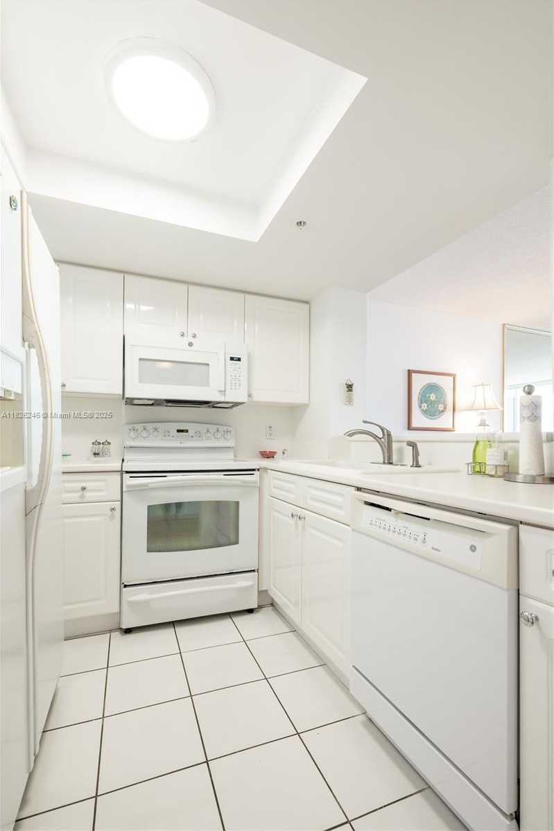 Small Image of 1800 SUNSET HARBOUR DR #2405, Miami Beach Number 21