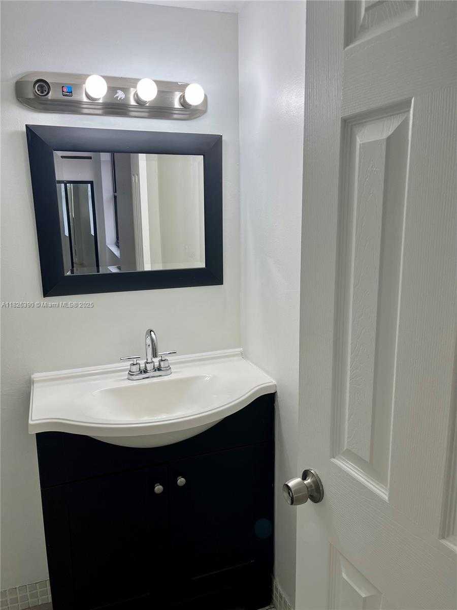 Small Image of 415 WEST PARK DR #201, Miami Number 16