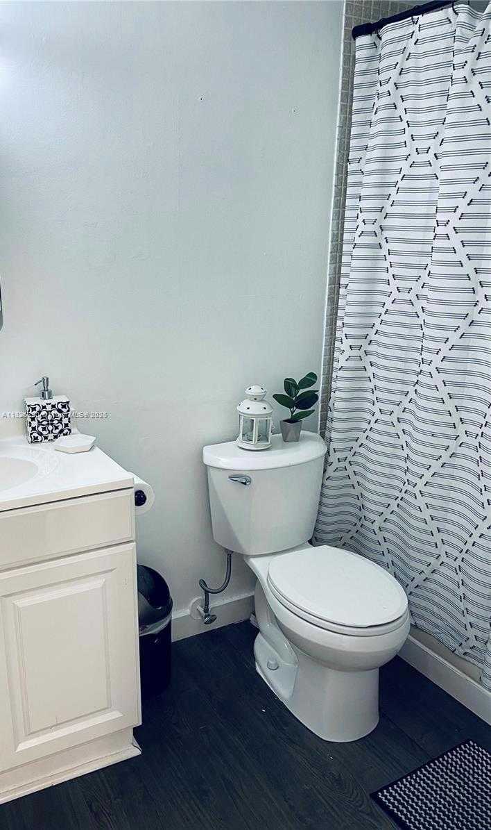 Small Image of 415 WEST PARK DR #201, Miami Number 9