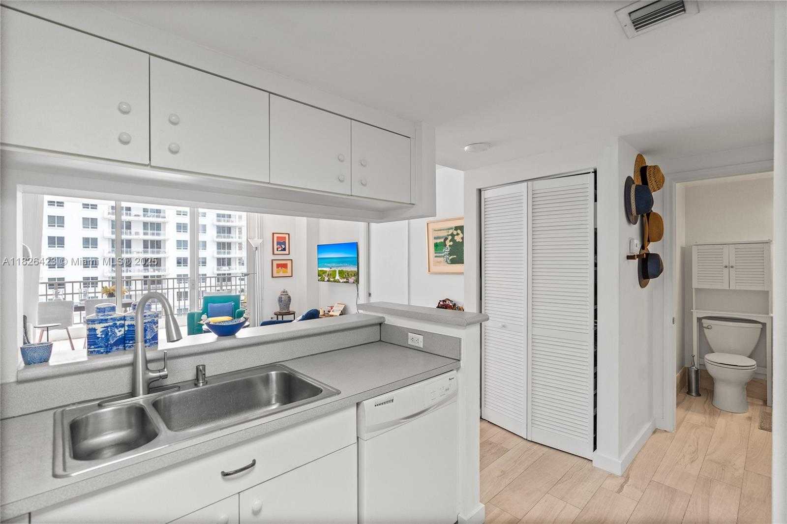 Small Image of 701 BRICKELL KEY BLVD #1408, Miami Number 3