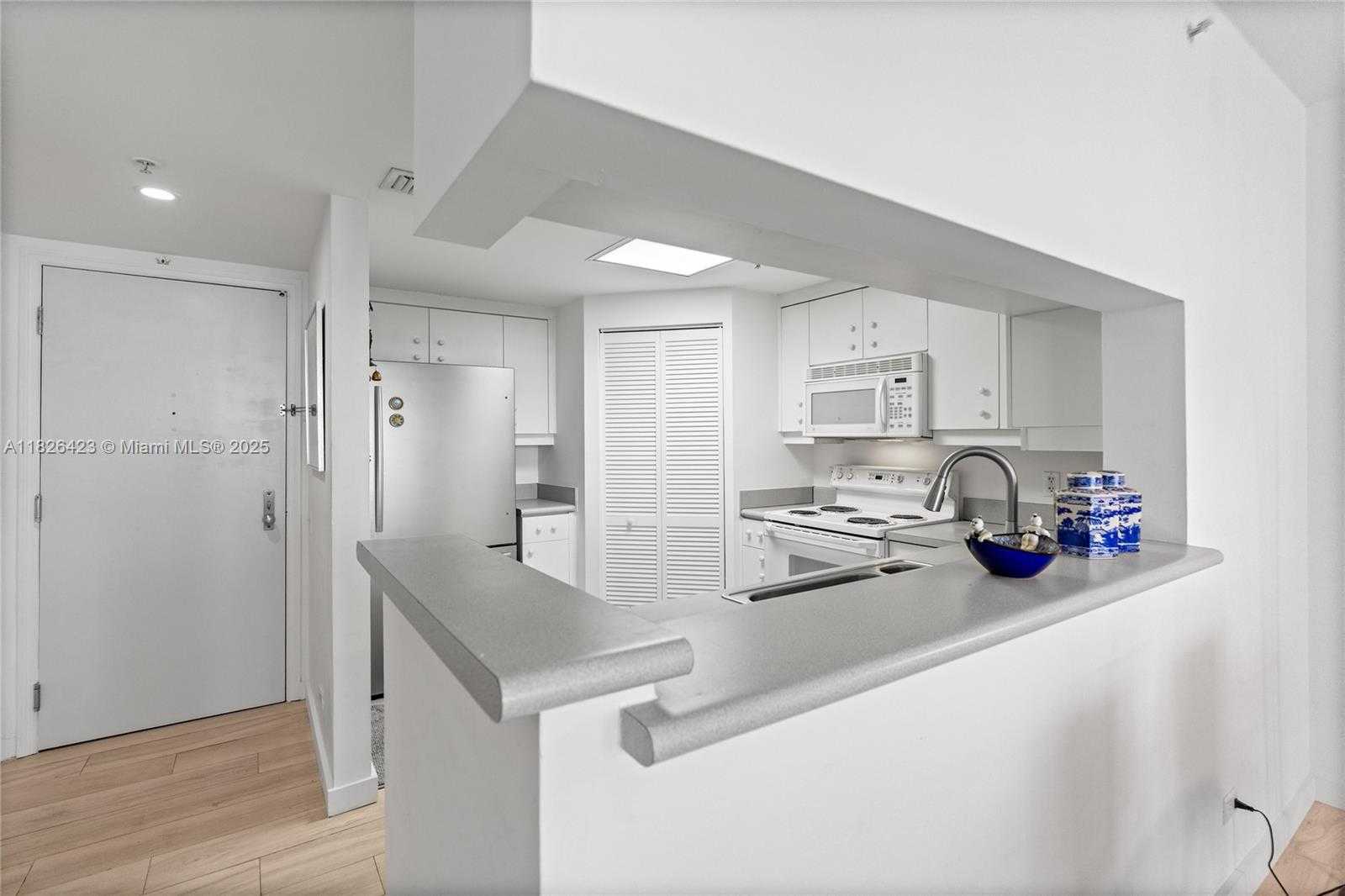 Small Image of 701 BRICKELL KEY BLVD #1408, Miami Number 4