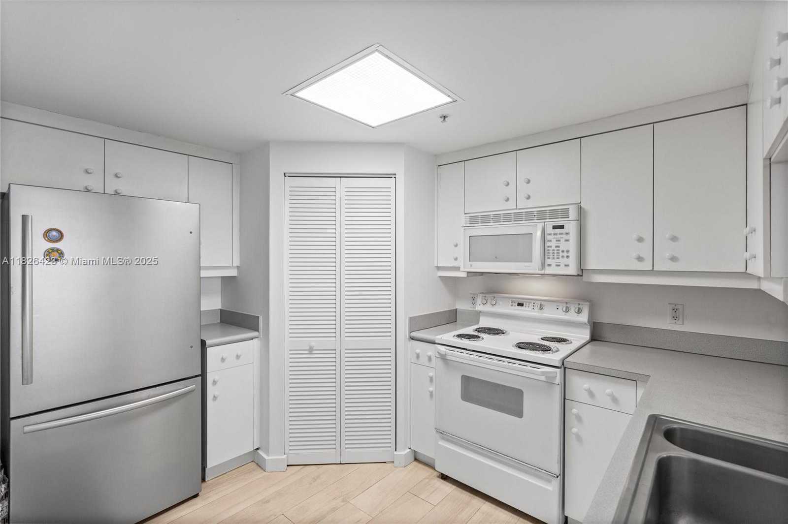 Small Image of 701 BRICKELL KEY BLVD #1408, Miami Number 5