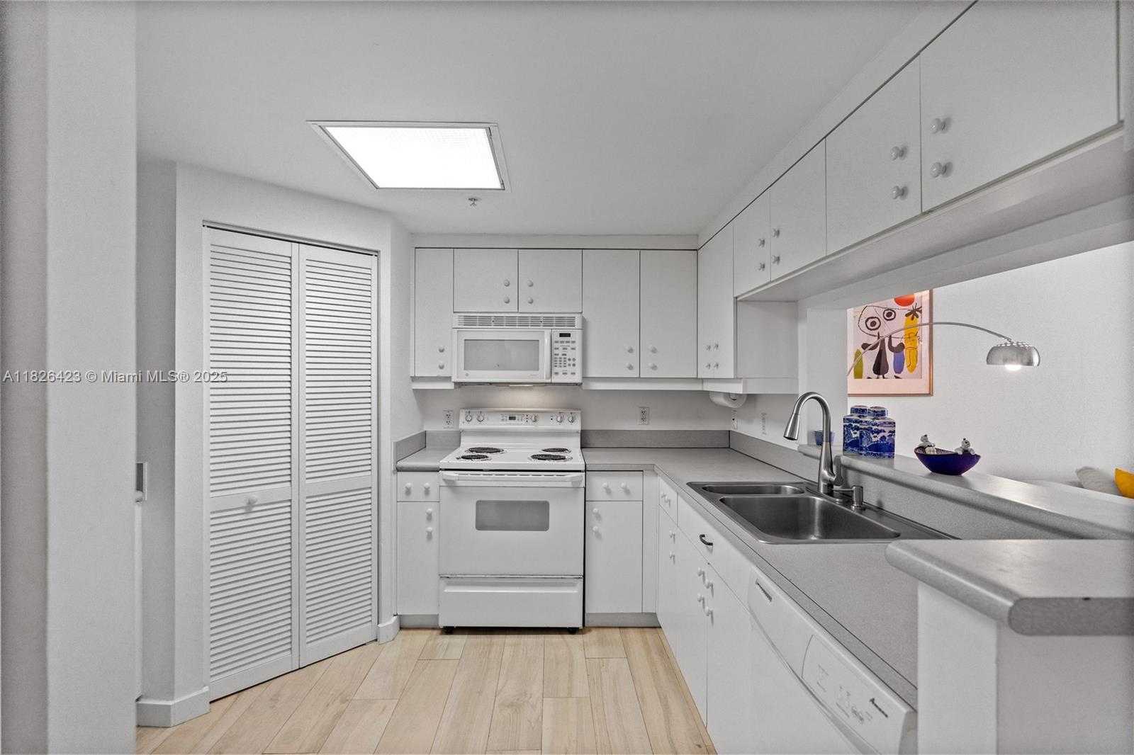 Small Image of 701 BRICKELL KEY BLVD #1408, Miami Number 6