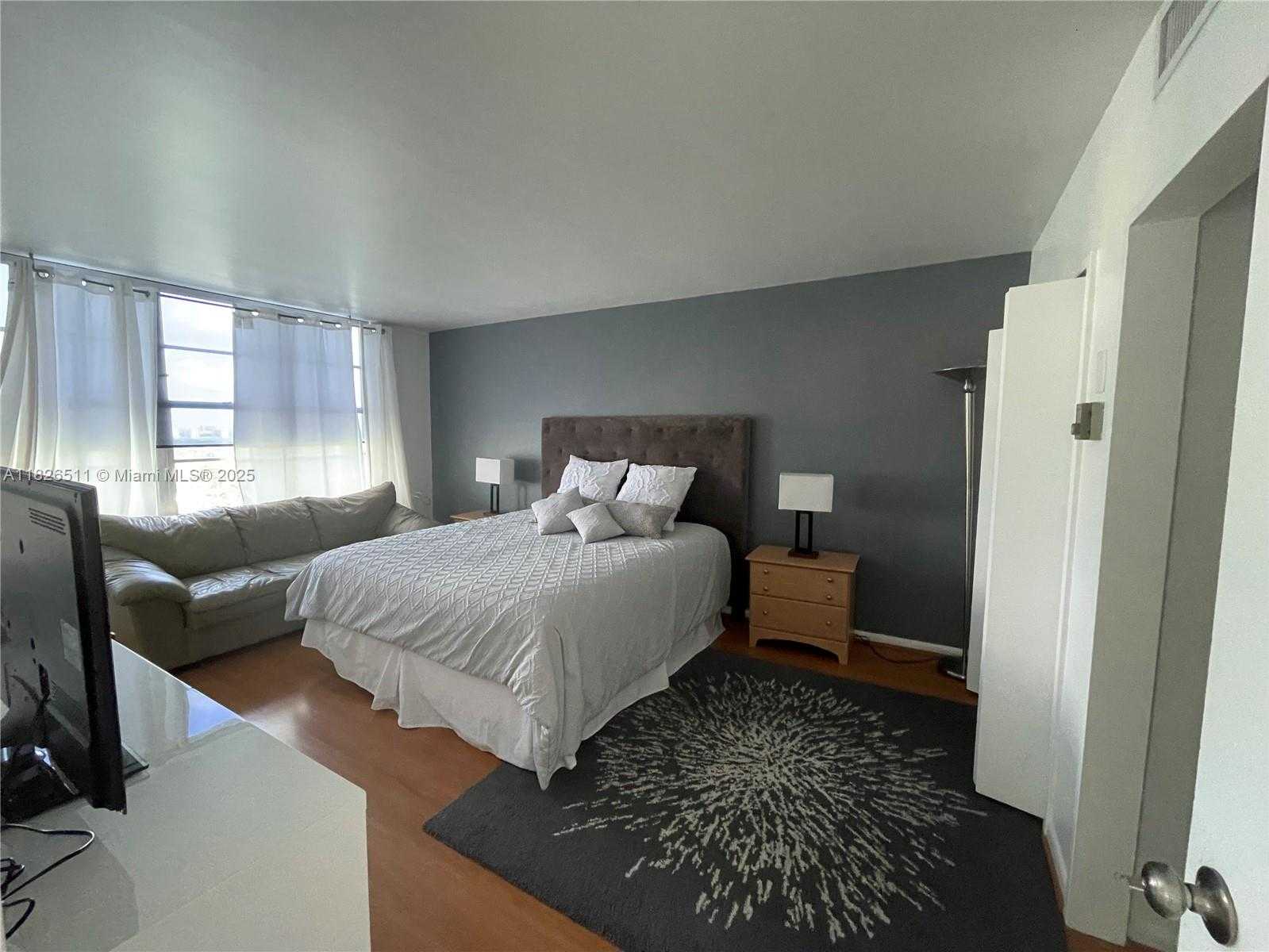 Small Image of 5700 COLLINS AVE #15H, Miami Beach Number 10