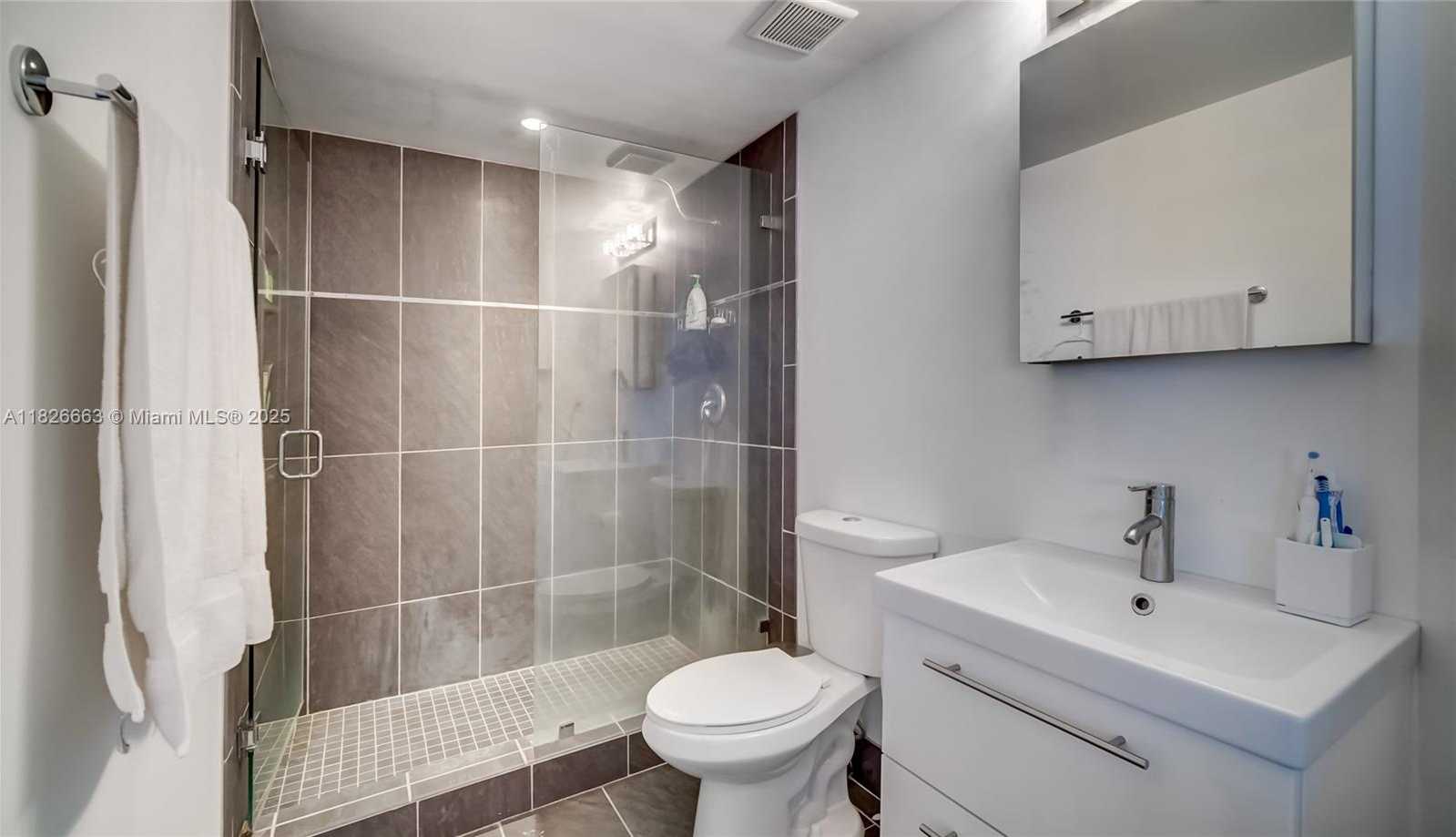 Small Image of 690 SOUTH WEST 1ST CT #2704, Miami Number 14
