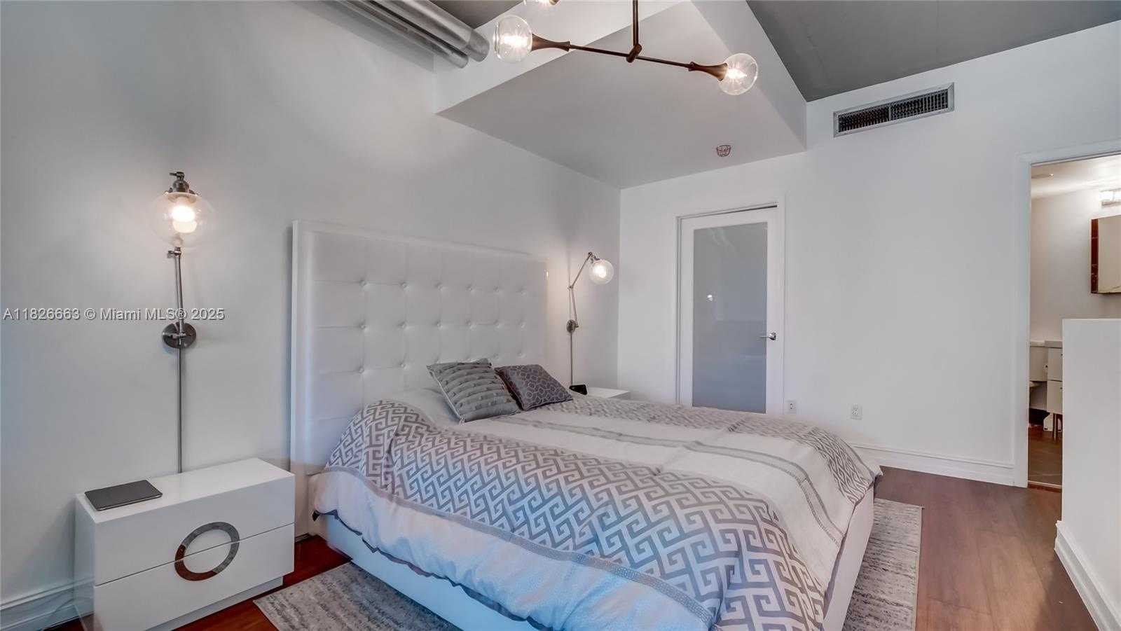 Small Image of 690 SOUTH WEST 1ST CT #2704, Miami Number 16