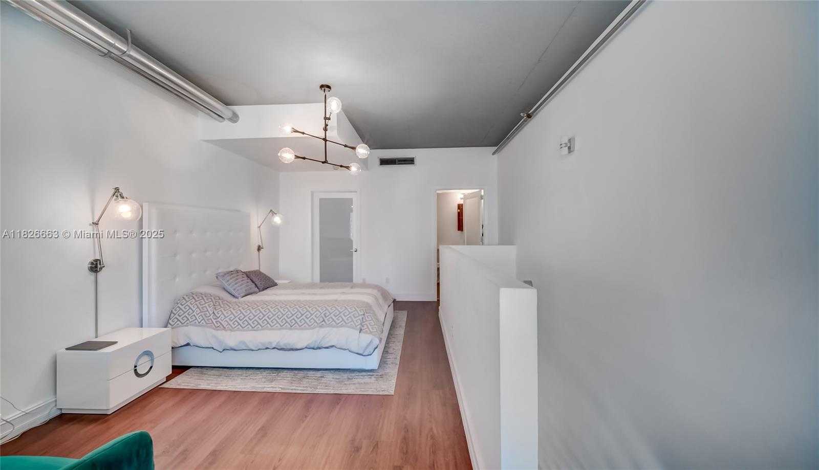 Small Image of 690 SOUTH WEST 1ST CT #2704, Miami Number 17