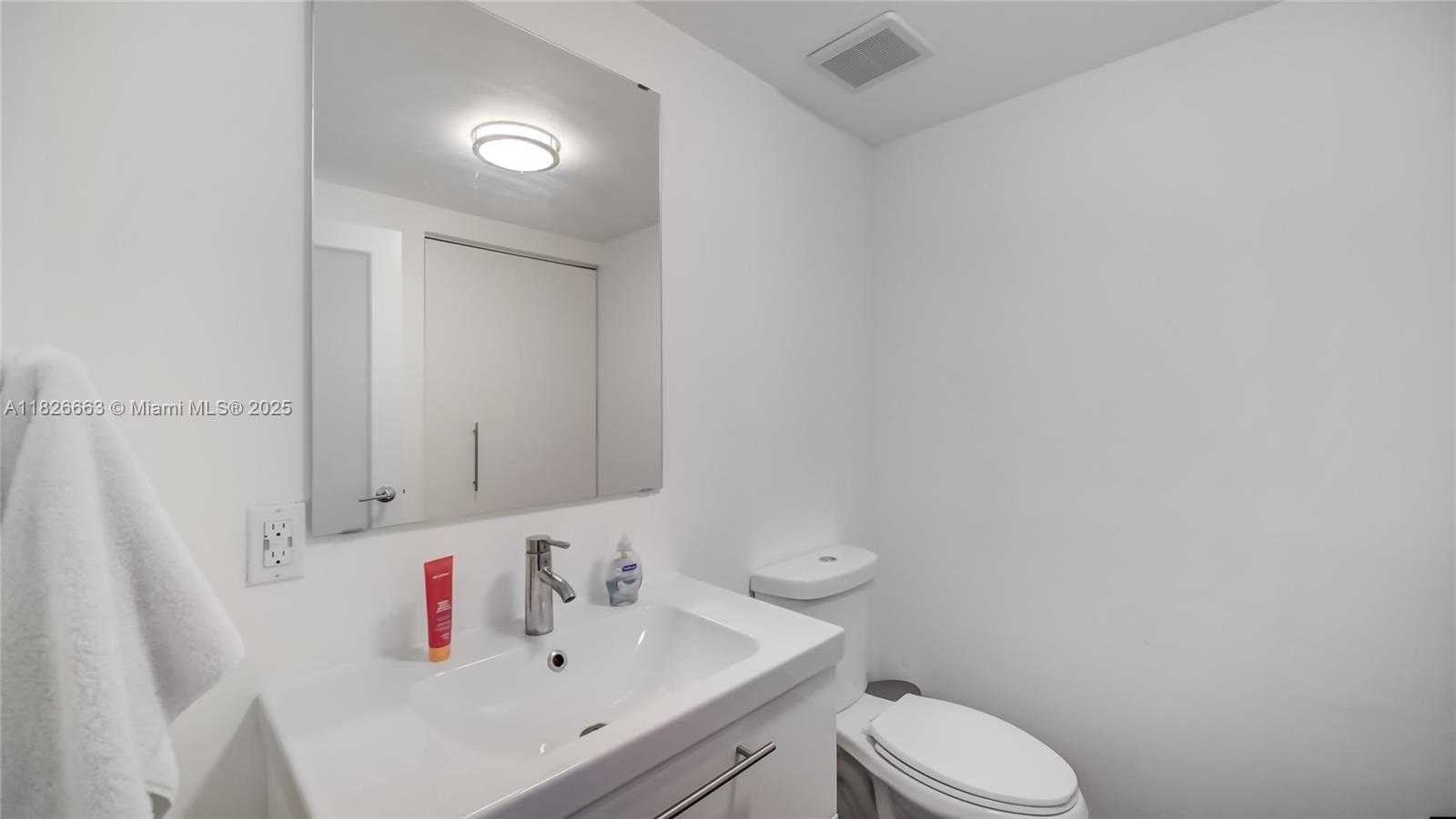 Small Image of 690 SOUTH WEST 1ST CT #2704, Miami Number 19