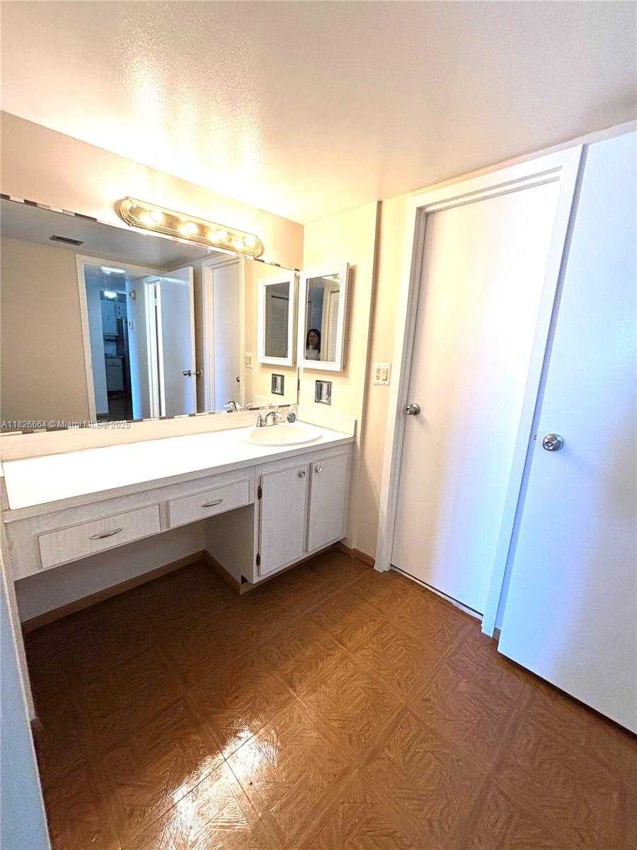 Small Image of 100 BAYVIEW DR #530, Sunny Isles Beach Number 12