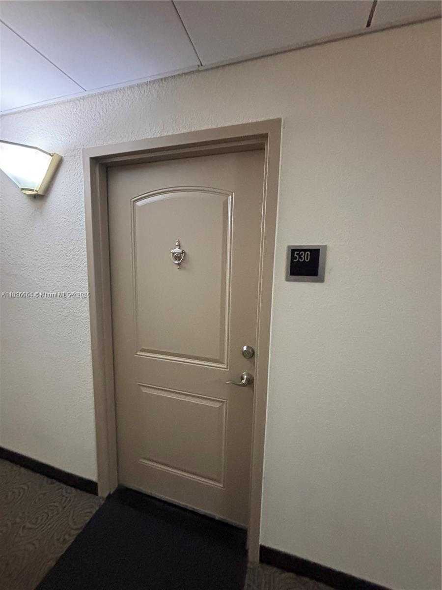 Small Image of 100 BAYVIEW DR #530, Sunny Isles Beach Number 13