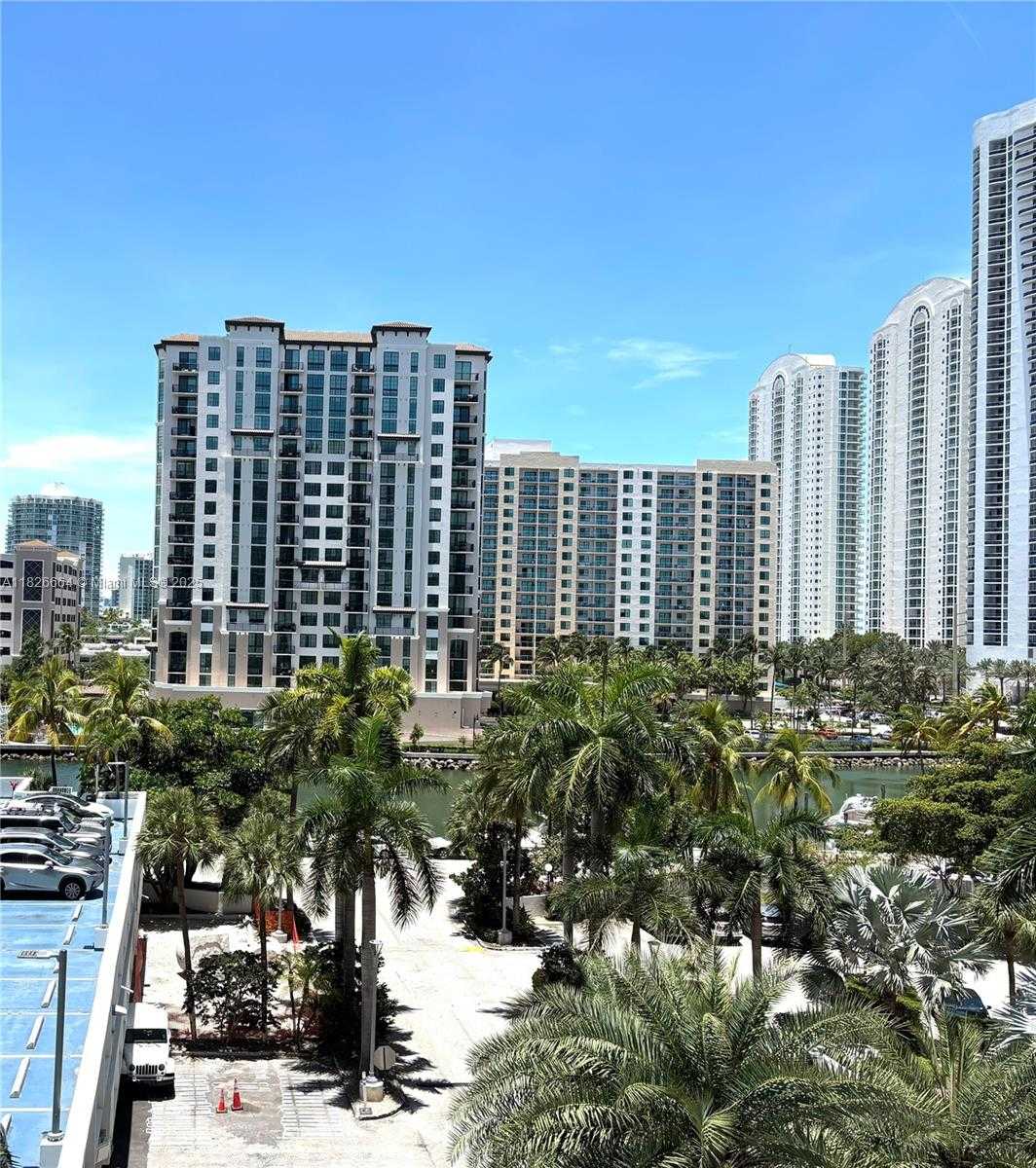 Small Image of 100 BAYVIEW DR #530, Sunny Isles Beach Number 2