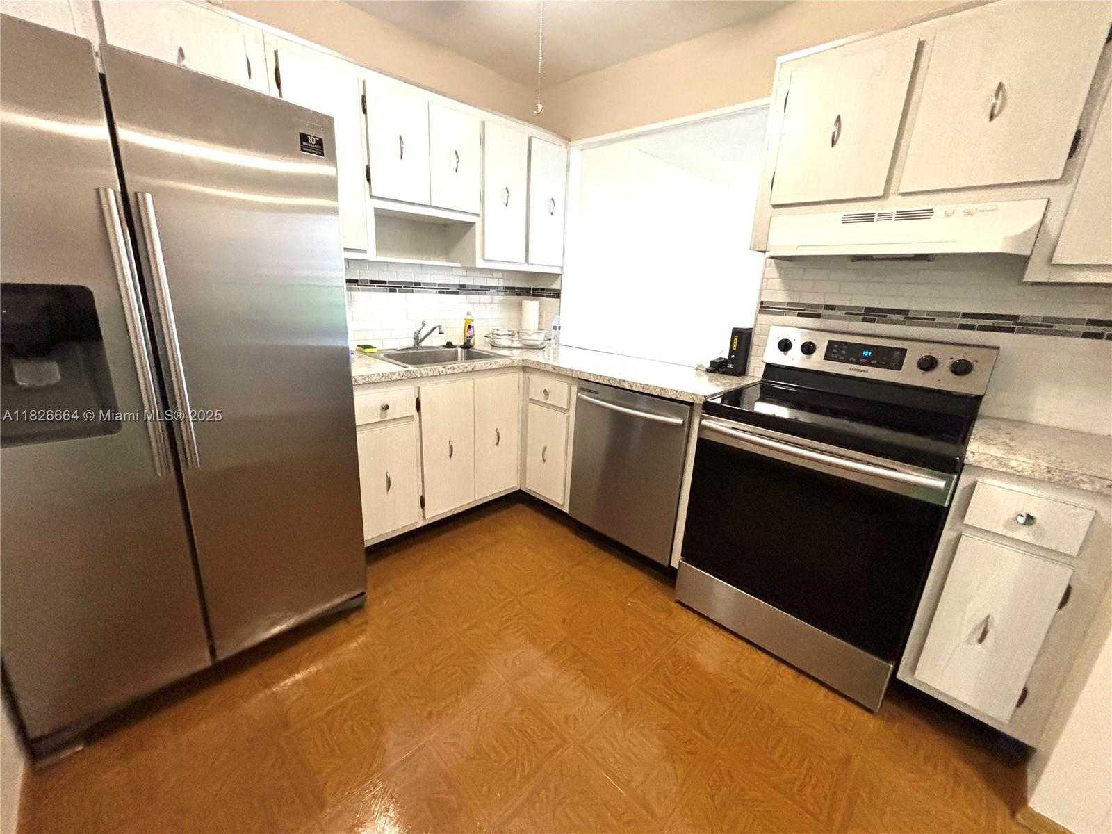 Small Image of 100 BAYVIEW DR #530, Sunny Isles Beach Number 4