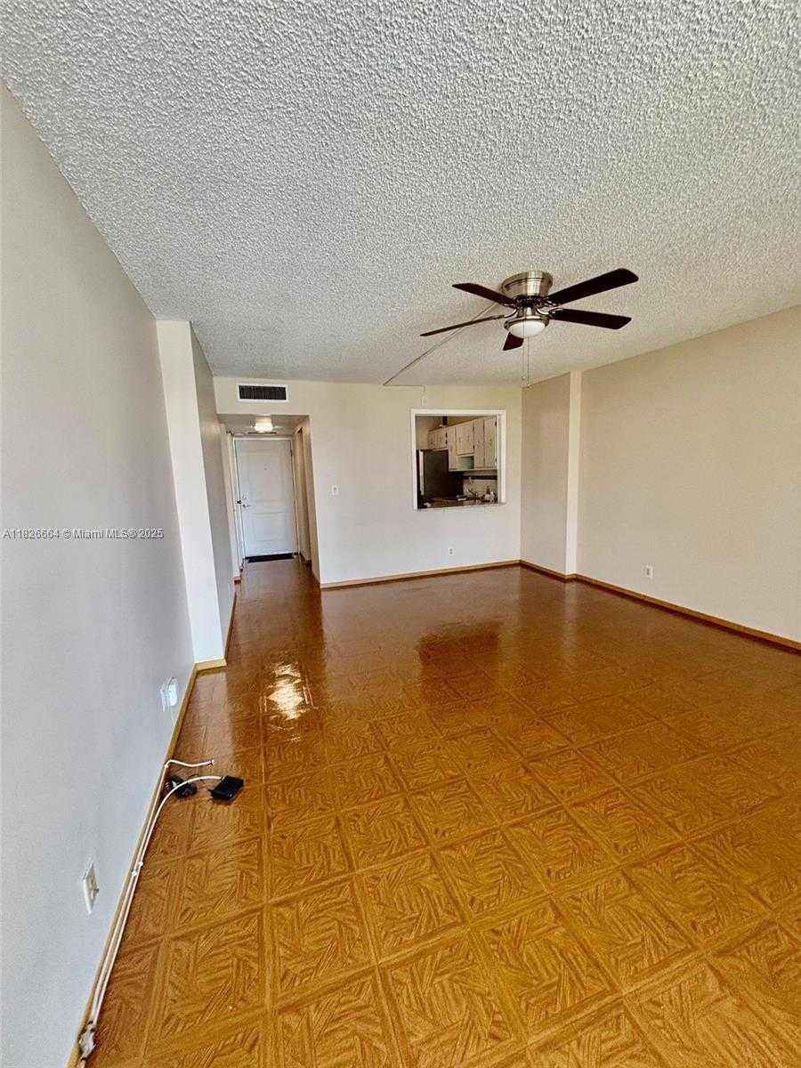 Small Image of 100 BAYVIEW DR #530, Sunny Isles Beach Number 5