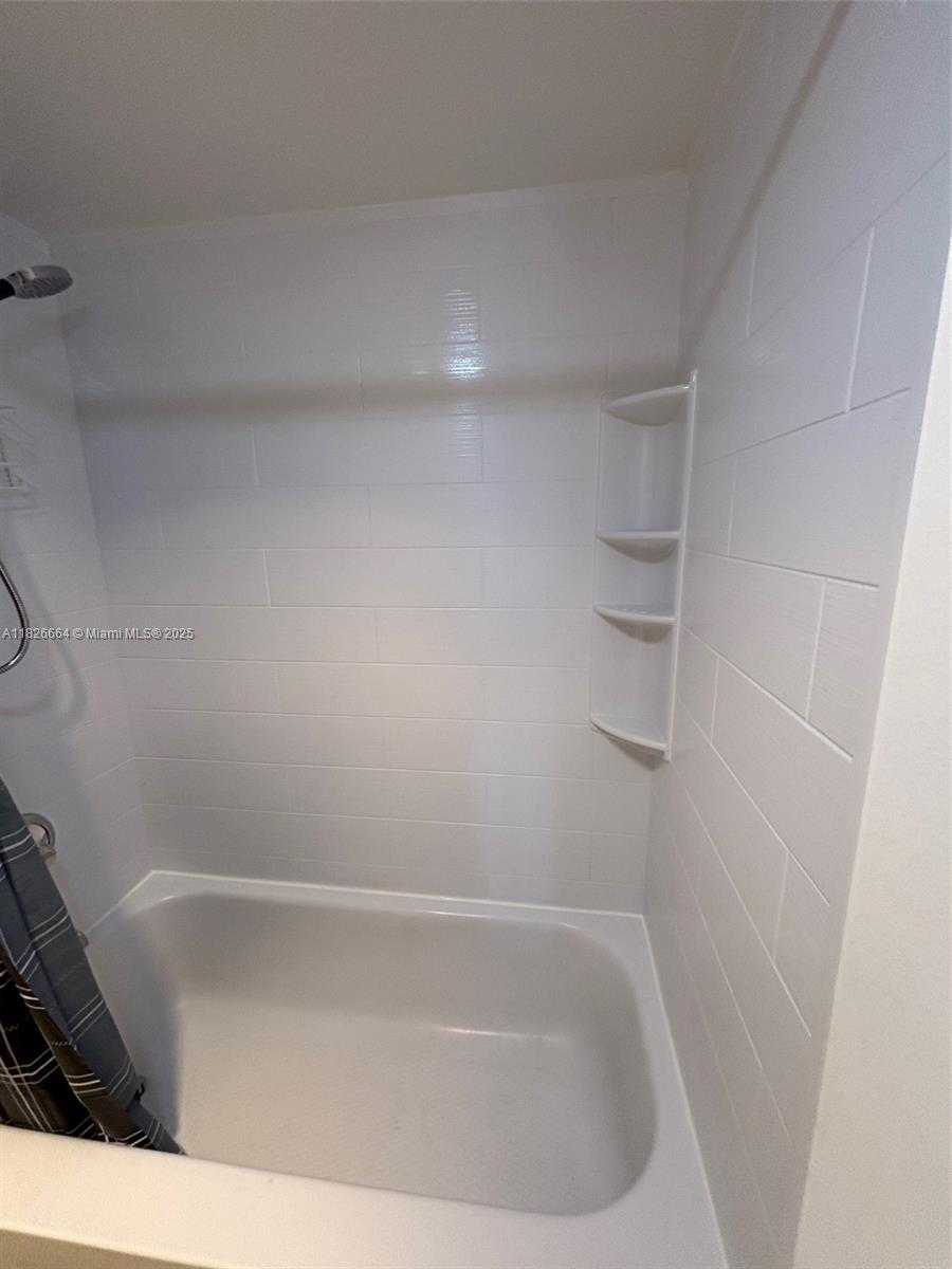 Small Image of 100 BAYVIEW DR #530, Sunny Isles Beach Number 6