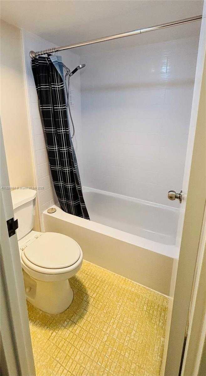 Small Image of 100 BAYVIEW DR #530, Sunny Isles Beach Number 7