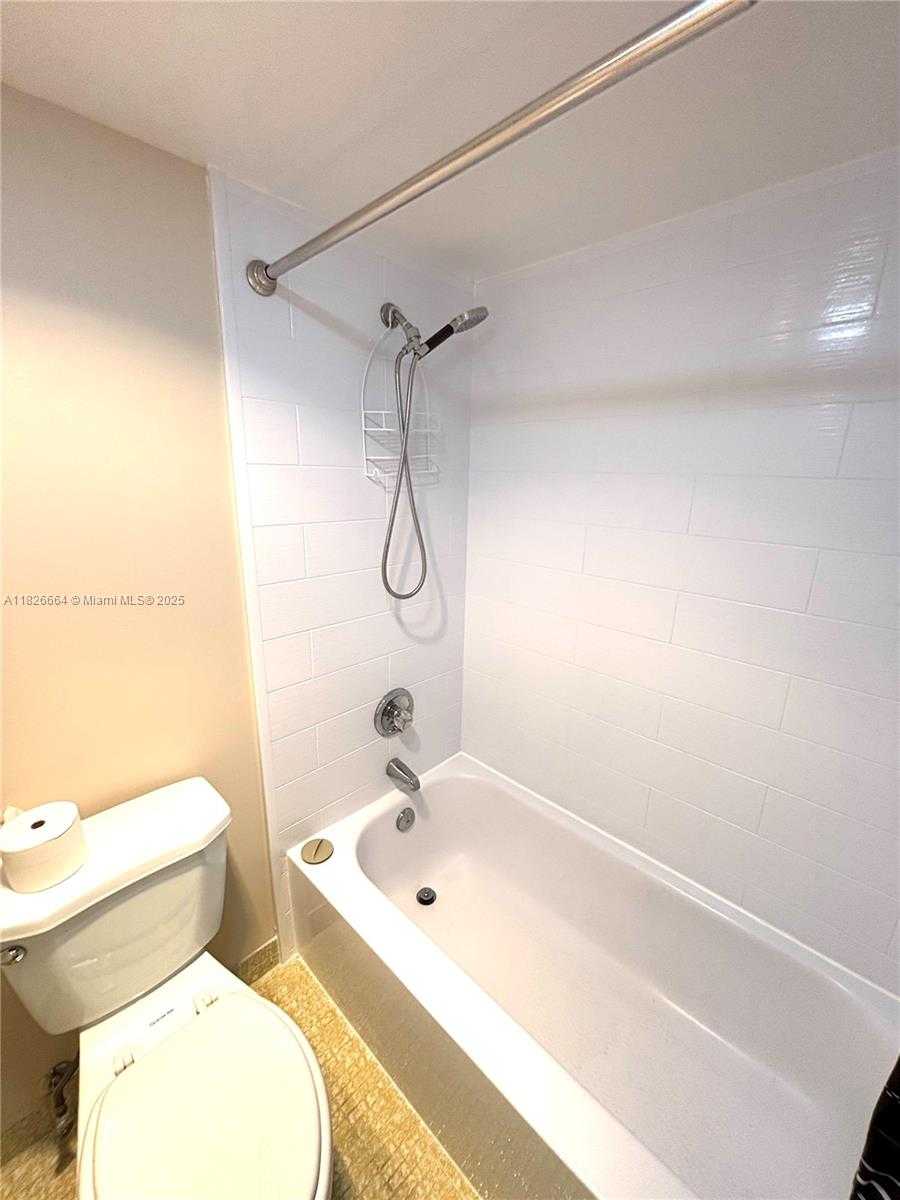 Small Image of 100 BAYVIEW DR #530, Sunny Isles Beach Number 8