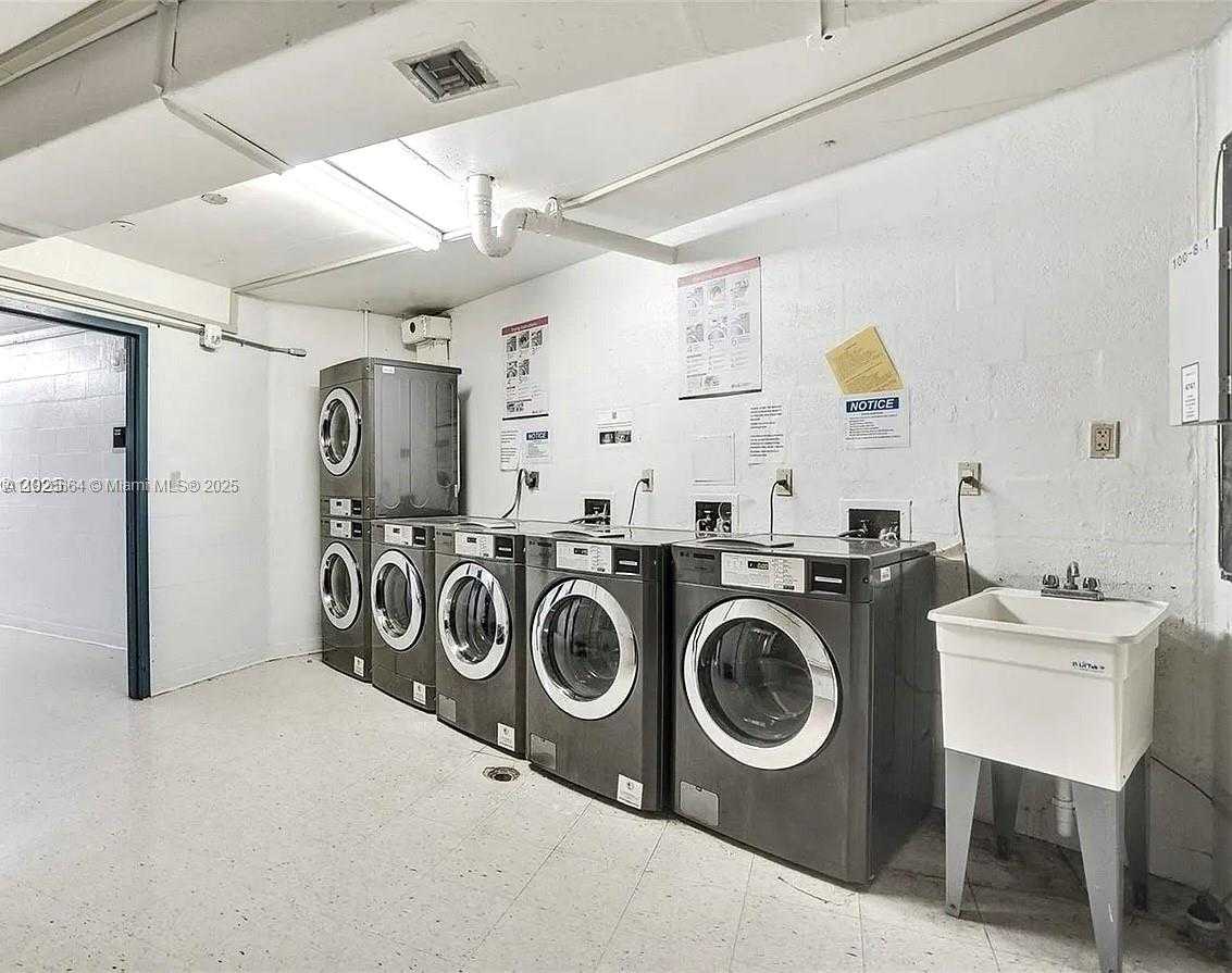 Small Image of 100 BAYVIEW DR #530, Sunny Isles Beach Number 9