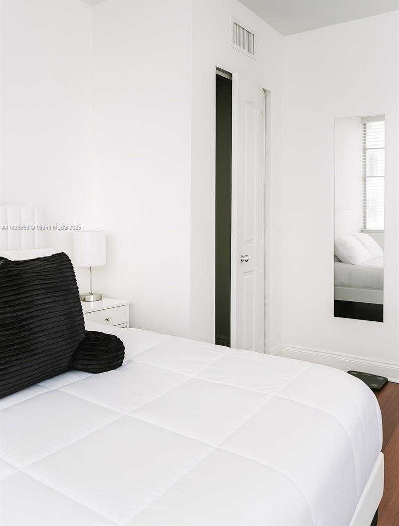 Small Image of 905 BRICKELL BAY DR #1022, Miami Number 18