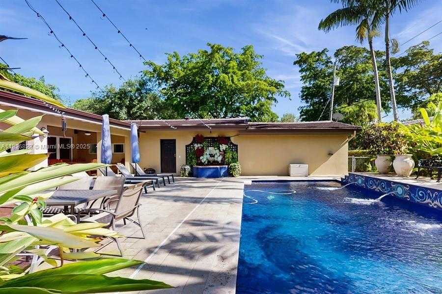 Small Image of 2920 COLUMBUS BLVD, Coral Gables Number 12