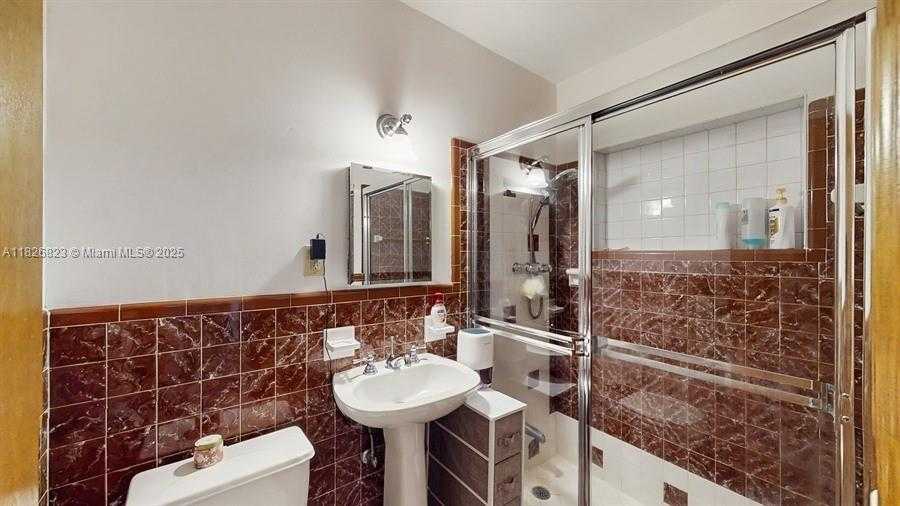 Small Image of 2920 COLUMBUS BLVD, Coral Gables Number 26