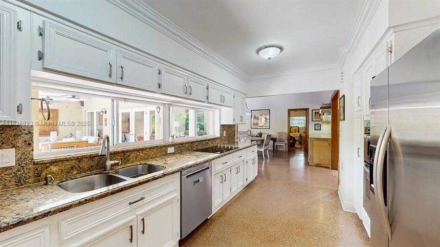 Small Image of 2920 COLUMBUS BLVD, Coral Gables Number 29