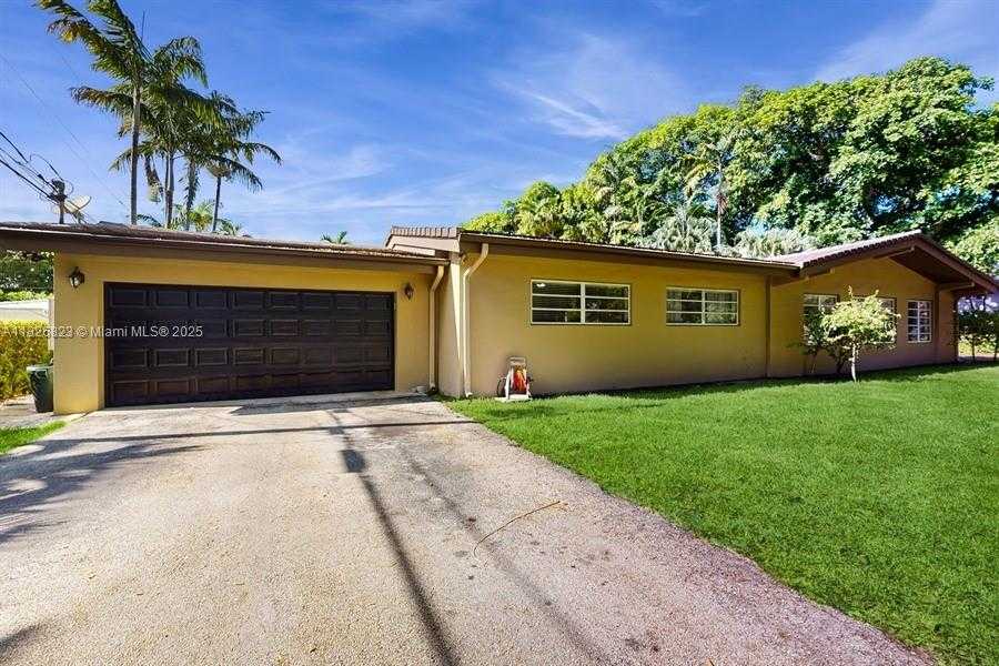 Small Image of 2920 COLUMBUS BLVD, Coral Gables Number 35
