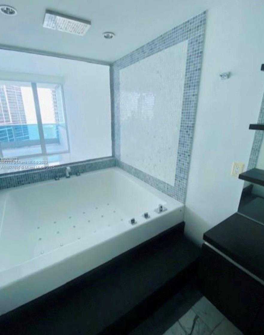 Small Image of Miami Number 5